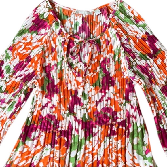 Like New Sunny Leigh Pleated Bell Sleeve Top Floral Size Large - Picture 3 of 9